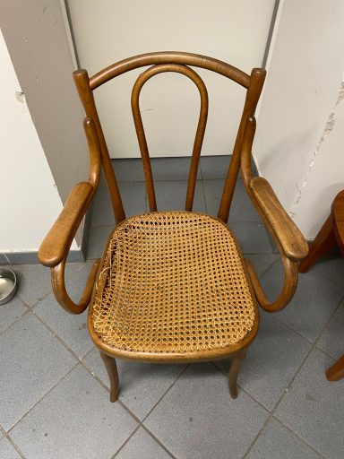 Kaputter Thonet Stuhl